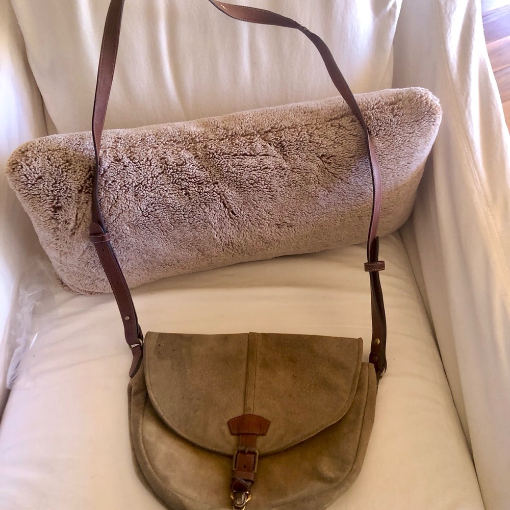 Stylish Tan Leather Crossbody Bag
Vintage needs cleaning on the outside.